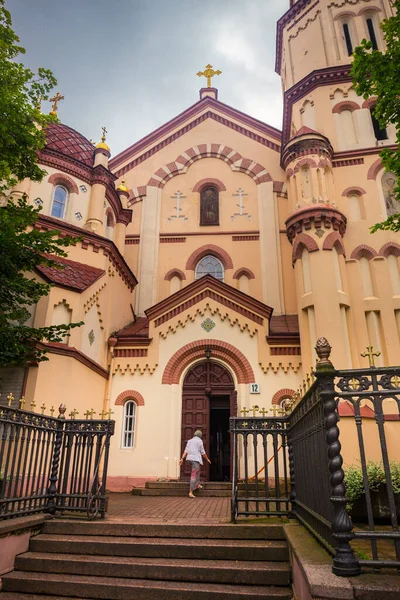 Vista sobre igreja ortodoxa na cidade velha de Vilnius, Lituânia. — Fotografia de Stock