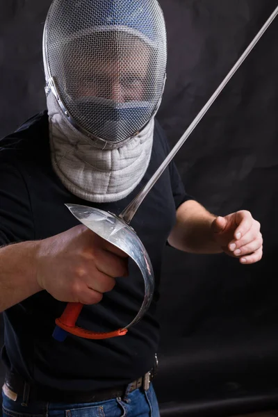 Hombre barbudo de mediana edad con epee y casco — Foto de Stock