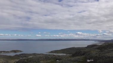 Barents sahil şeridinde güzel kutup yaz manzarası