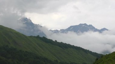 Güzel Kafkasya dağları ve akan bulutlar