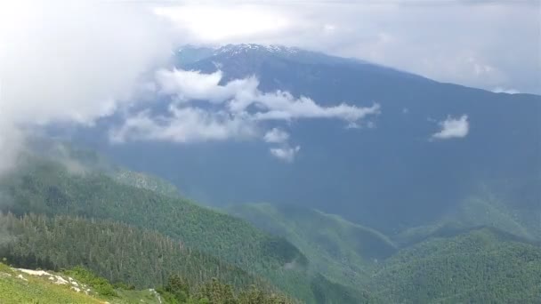 Krásné Kavkazské hory s běžícími mraky — Stock video
