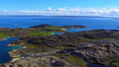 Barents sahil şeridindeki güzel Kuzey Kutbu yaz manzarasından drone görüntüsü