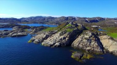 Barents sahil şeridindeki güzel Kuzey Kutbu yaz manzarasından drone görüntüsü