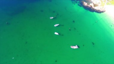 Sahil kenarındaki motorlu teknelerin güzel hava manzarası