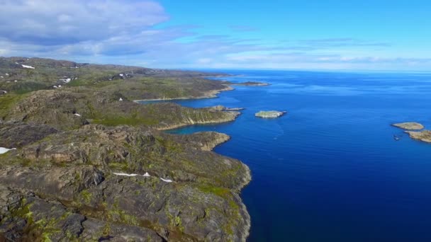 Vue du drone sur le magnifique paysage d'été arctique sur la rive de la mer de Barents — Video