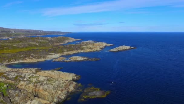 Vue du drone sur le magnifique paysage d'été arctique sur la rive de la mer de Barents — Video
