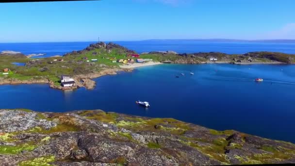 Vue du drone sur le magnifique paysage d'été arctique sur la rive de la mer de Barents — Video