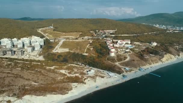 Uitzicht vanaf drone op Zwarte zeekust resort — Stockvideo