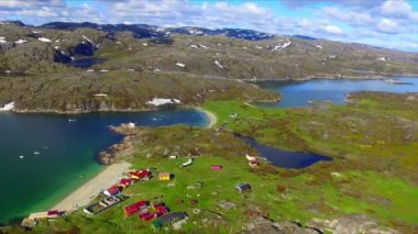 Barents sahil şeridindeki güzel Kuzey Kutbu yaz manzarasından drone görüntüsü