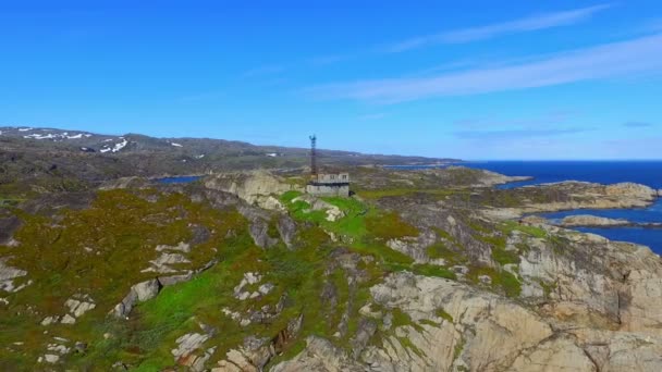 북극해의 아름다운 여름 풍경에 떠 있는 드론 에서 바라본 바다 해안선 — 비디오