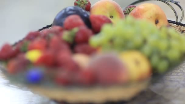 Sirve frutas sabrosas en el plato — Vídeos de Stock