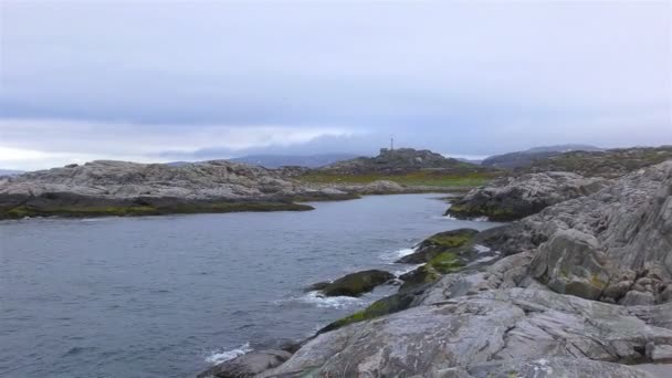 Pohled na pobřeží Barentsova moře se skalami — Stock video
