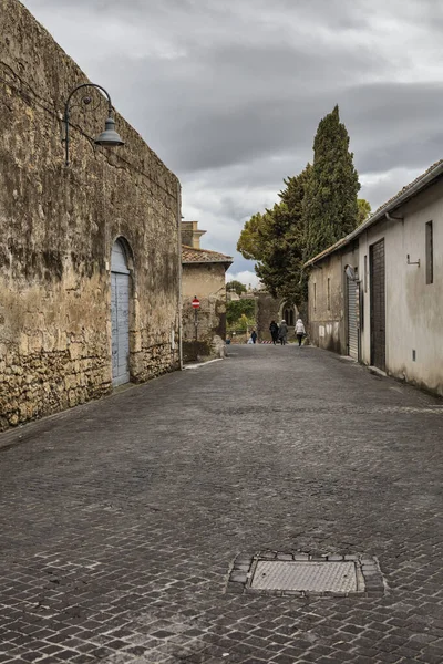 Ulice ve starém městě v Tarquinia, Lazio, Itálie. — Stock fotografie