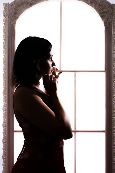 Donna bella sihouette su sfondo bianco finestra — Foto Stock