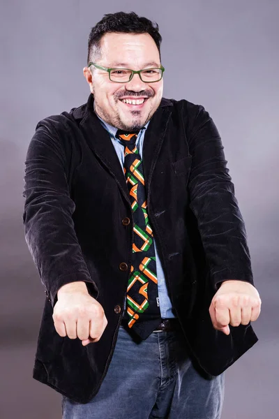 Hombre alegre sólido en gafas retrato emocional —  Fotos de Stock