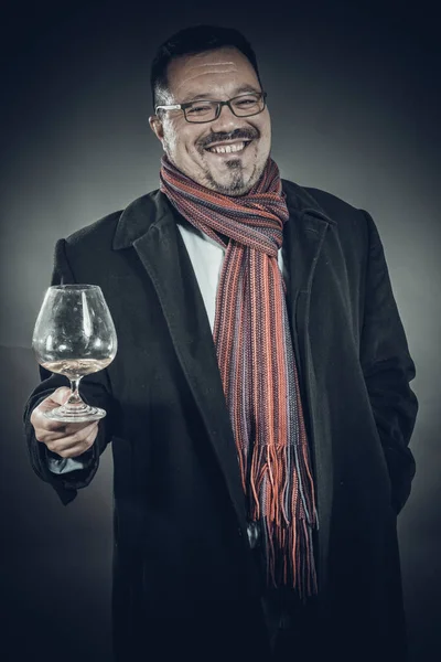 Solid ceria pria dalam mantel dan sapu tangan berdiri dengan segelas anggur — Stok Foto
