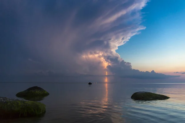 Bella scena con lungomare e fulmini marino estivo. — Foto Stock