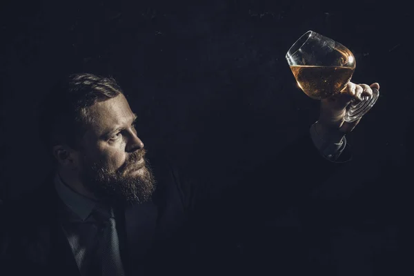 Stevige zelfverzekerde man met baard in pak met glas whisky — Stockfoto