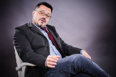 Gözlüklü, neşeli, duygusal portresi olan adam.