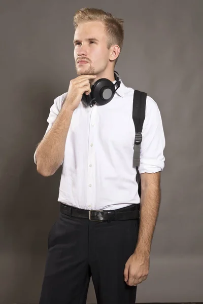 Joven vestido con camisa blanca y con auriculares — Foto de Stock