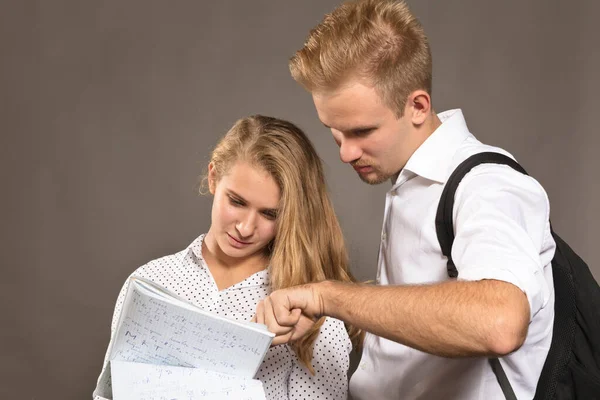 Two students young man and woman watching papers — Stock Photo, Image