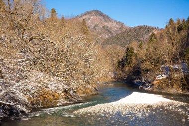 Kafkasya dağlarında güzel güneşli kış manzarası.