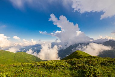 Kafkasya dağlarındaki güzel dağ manzarası Bulutlar ve mavi gökyüzü