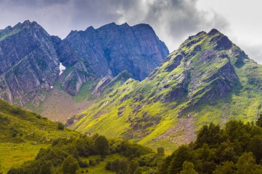 Kafkasya dağlarındaki bulutlu güzel dağ manzarası