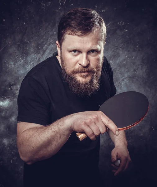 Ωριμμένος γενειοφόρος άντρας παίζει επιτραπέζιο τένις στούντιο πορτρέτο. — Φωτογραφία Αρχείου