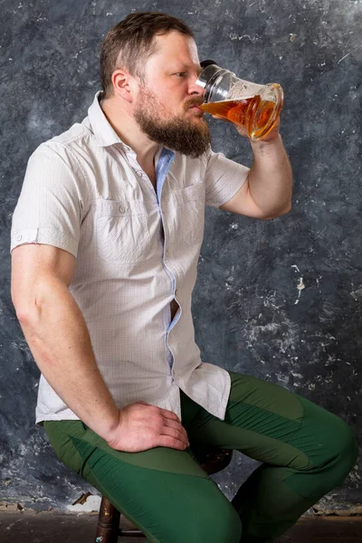 Homme barbu sourire mûr en chemise avec tasse de bière — Photo
