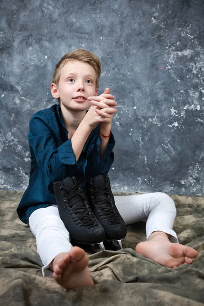 Joven patinador artístico vestido con jeans blancos y camisa azul —  Fotos de Stock