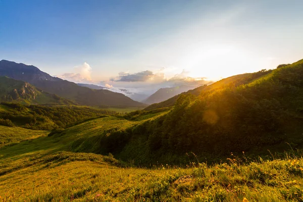 Beautiful mountain landscape at Caucasus mountains with clouds and blue sky — Stock Photo, Image