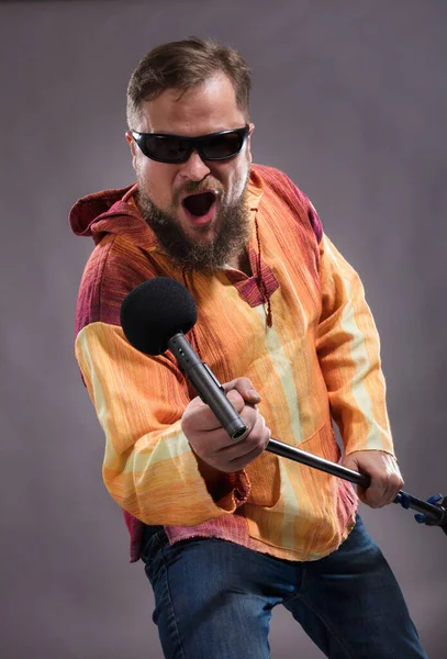 Cantante rock emotivo barbuto con microfono studio ritratto. — Foto Stock
