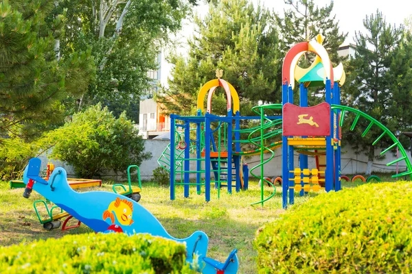 Parco giochi per bambini vista estate, luogo per attività fisiche e giochi. — Foto Stock