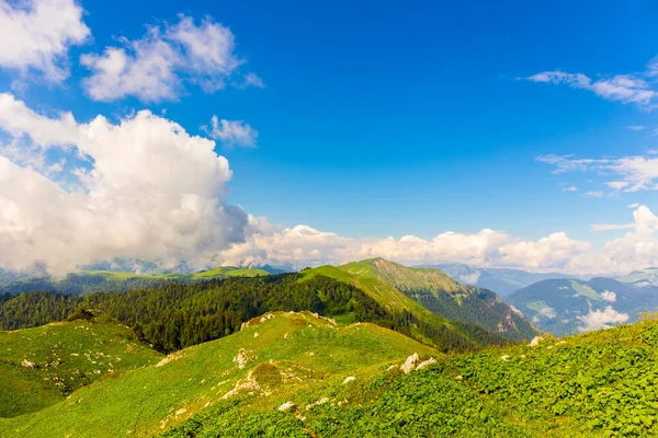 Prachtig berglandschap bij Kaukasus bergen met wolken en blauwe lucht — Stockfoto