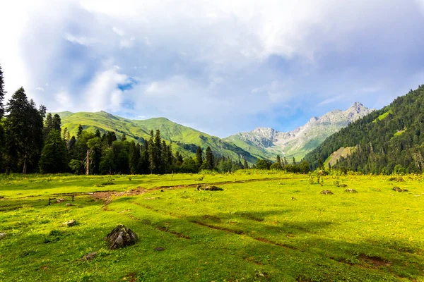 Paesaggio paesaggio montano al Caucaso montagne con nuvole. — Foto Stock
