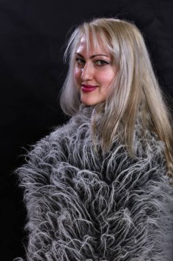 Kürk manto giymiş çekici, tombul kadın.