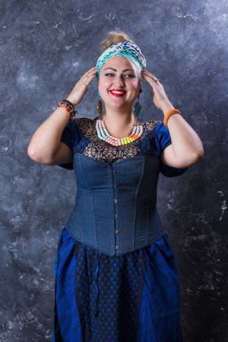 Güzel mavi elbise giymiş çekici, tombul bir kadın.