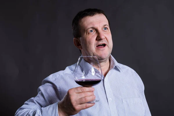Homme gai d'âge moyen vêtu d'une chemise avec un verre de vin — Photo