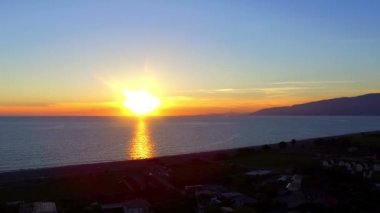 Günbatımında Karadeniz kıyısındaki tatil köyünde İHA uçuşu