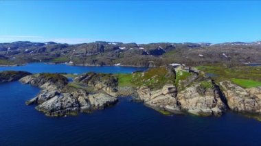 Barents sahil şeridindeki güzel Kuzey Kutbu yaz manzarasından drone görüntüsü