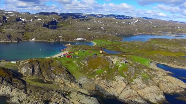 Vista desde el dron sobre el hermoso paisaje ártico de verano en la costa del mar de Barents — Vídeos de Stock