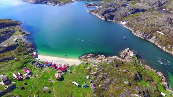 Vista desde el dron sobre el hermoso paisaje ártico de verano en la costa del mar de Barents — Vídeo de stock