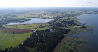 Güzel göl ve kıyı manzarası