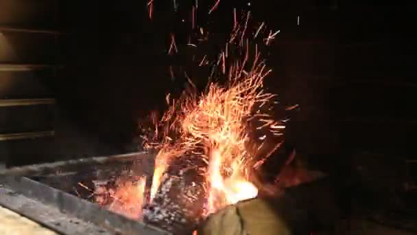 Vista sobre chimenea con leña y carbones — Vídeos de Stock