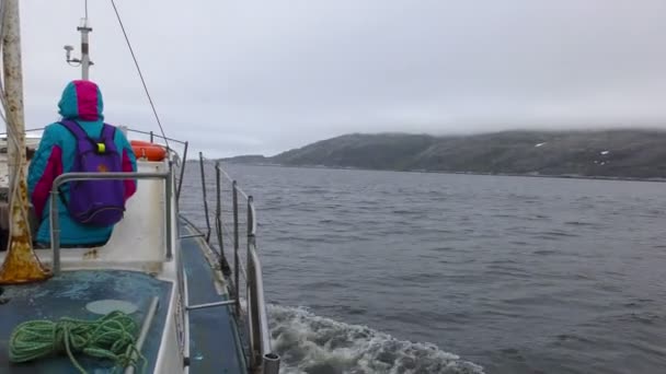 Motorboot in der Barentssee von Deck aus. — Stockvideo