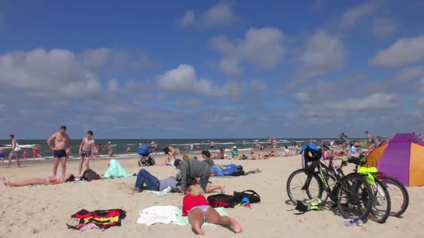 LITUANIA, PALANGA - 28 LUGLIO 2017: La spiaggia del Mar Baltico di Palanga è la più pulita e popolare tra i turisti. — Video Stock