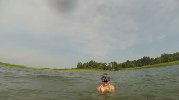 Junge hat Spaß beim Tauchen unter Wasser — Stockvideo