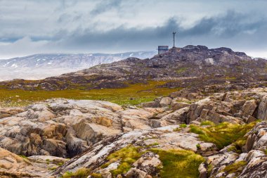 Kuzey Kutbu yaz keşif kampında radyo kulesi var.