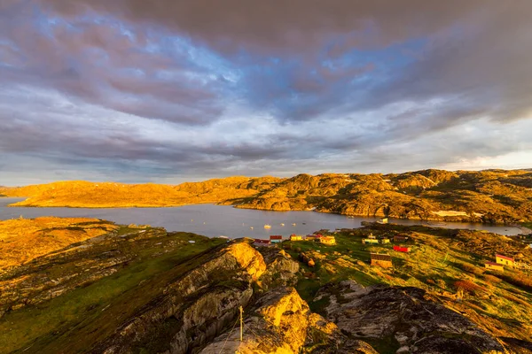 Prachtig arctisch zomerlandschap aan de Barentszzee. — Stockfoto